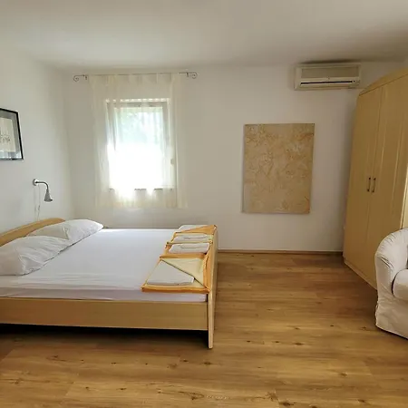 Mirta Apartmán Starigrad Paklenica